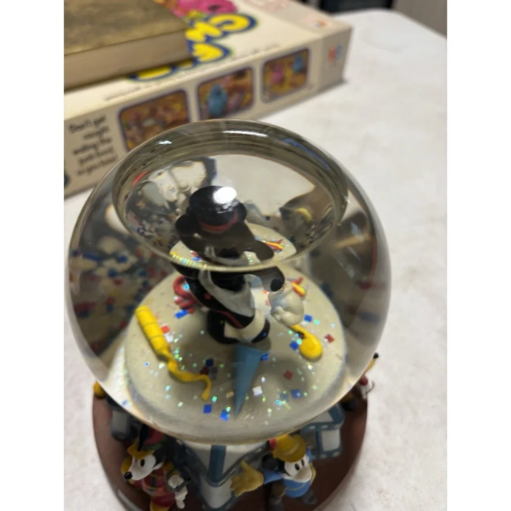 Disney World‎ Store 2000 Mickey Mouse Millennium Musical Snow Water Globe